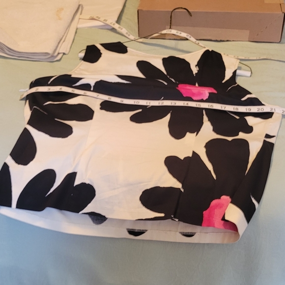 Sleeveless top side zip Cotton/spandex. 22 inches armhole to armhole size 14 - Picture 3 of 3